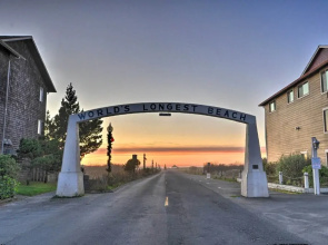 Coastal Retreat in Long Beach: Walk to Attractions