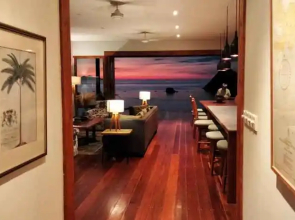 Paradise Garage Komodo Villa