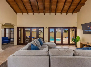 Large 5BR Villa With Private Pool Near Eagle Beach