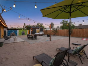 The Palms: Spacious 4-BR Retreat with Hot Tub near Gilbert by RedAwning