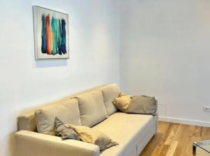 White 1 BD Old Town Apartment by Hostlovers