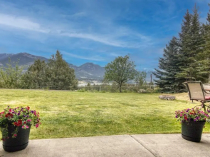 Pine Ridge, Log Home with Lake View and Backyard