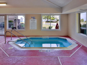 Holiday Inn Express Suites St. Joseph Lakefront