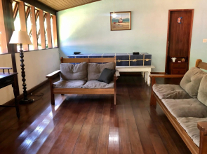 Casa da mata com piscina natural em condomínio