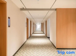 Pushu Four Seasons Hotel (Anshun Huangguoshu Avenue East Bus Station)