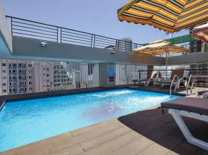 Maple Leaf Hotel & Apartment