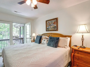 Ellijay Cottage w/ Creek Access & Private Hot Tub!
