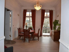 City center, sunny spacious luxury!