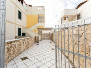 Appartamento climatizzato a 150 m dal mare con bellissimo patio esterno