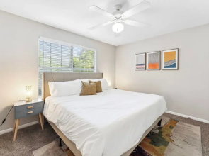 Spacious 2BR King Suite w Gym Pool Close to DT