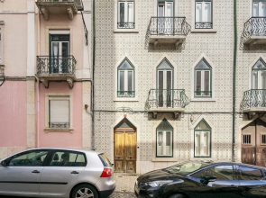 Luxury Lisbon Penthouse: Designer Decor & Epic Views