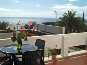 Sunny Apartment with pool by the sea