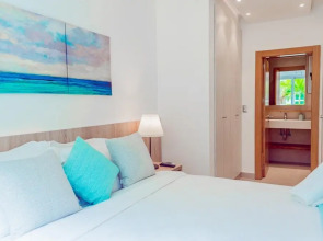 Luxury Condo With Beautiful Decor Steps From the Beach