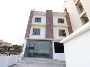 The Royal Resort by OYO Rooms