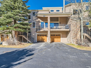 Private Hot Tub,clubhouse Access, Close To Slopes 4 Bedroom Home by RedAwning