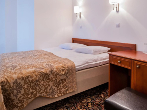 Отель Three Crowns Residents