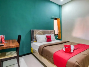 RedDoorz Syariah near Airlangga University Campus B