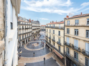 Cosy Duplex Overlooking the "rue de la Loge"!