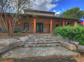 The Willows Retreat - Sleeps 17, Hot-tubs, Close to Main Street!
