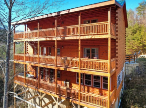 Haywood by Avantstay Mountain Living Dream! w/ Movie Theatre, Hot Tub+views!