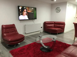 Immaculate 2-bed House in High Wycombe Hp14