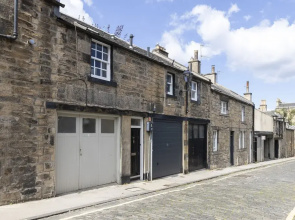 JOIVY Beautiful 2-Br Mews Home, Near Princes Street
