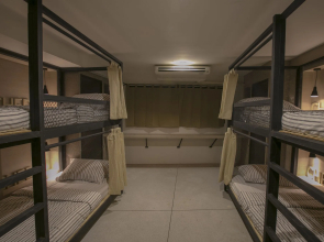 Chedi View Hostel & Rooftop Bar