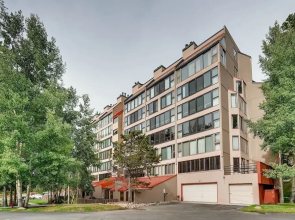 Spacious Remodel, 4br, Minutes To Conf Center & Slopes! 4 Bedroom Condo by RedAwning