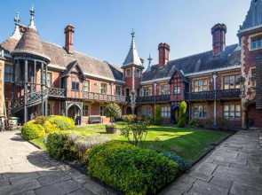 Centrally-located Flat in Stunning Period Building