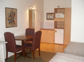 Apollon Motor Inn Golden Chain