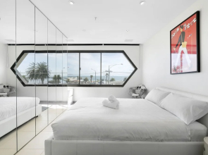 ELAINE, 2BDR St.Kilda Apartment