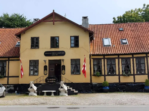 Queen Suite in a Hotel in Tranekaer