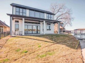 Lakefront Granbury Retreat w/ Patio & Fire Pit