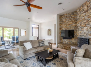 Upscale W/ Pool, Chefs Kitchen & Stables 6 Bedroom Home