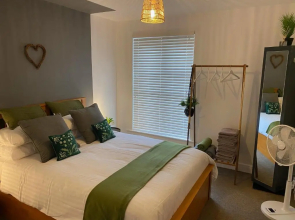 Trendy City Centre Hull Sleeps 2 or 4 with Free Secure Parking Traveller Award 2023