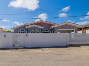 Remodeled 3br2ba Cozy Central Private Pool
