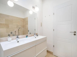 The Lion's Loft Apartment - 4BR & 3BA - Terrace - AC