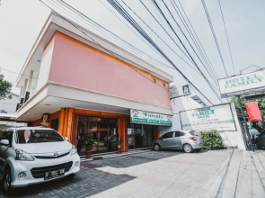 RedDoorz Plus @ Jalan Parangtritis 2
