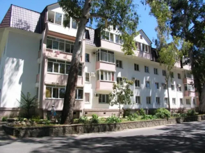 2-x комнатные апартаменты в центре Гагры, 1-я линия