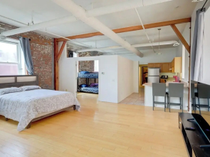 Walk to Eats, Galleries & Shops: Dtwn Omaha Condo