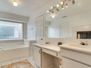 Large Families Welcome! Spacious Fort Worth Home