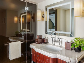 Maxwell Reserve Singapore, Autograph Collection