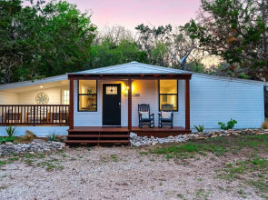 Luxury Cottage With Hill Country Views - Private Deck