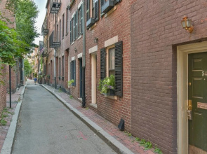Spacious 1 BR Apt in Beacon Hill by Domio