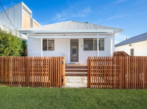 Fishery Road Cottage - Newly Renovated - Pet Friendly - 2 Mins Walk to Beach