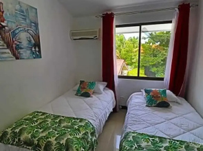 2-BD Unit with Pool, 2 Blocks from Beach