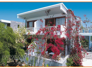 Chronis Hotel & Bungalows