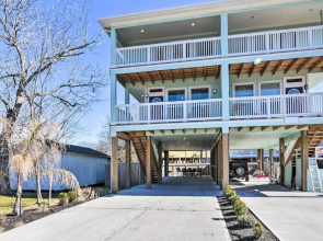 La Porte Getaway w/ Deck: Steps to Beach!