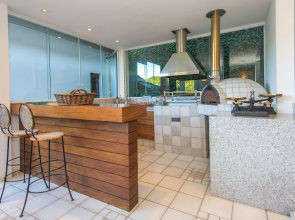 Villa com seis suítes e praia particular