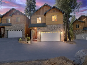 Spacious 4br/3ba. Continuous hot Water Tank! 4 Bedroom Home by Redawning